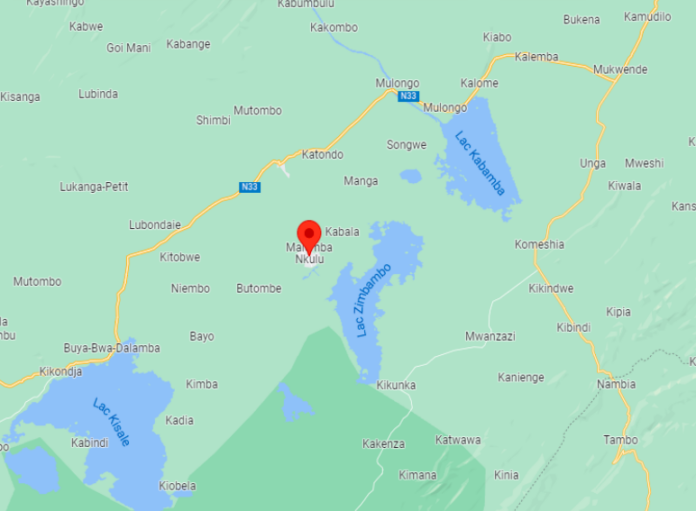 Enseignants rassemblés devant une école à Malemba Nkulu brandissant des pancartes demandant leurs salaires