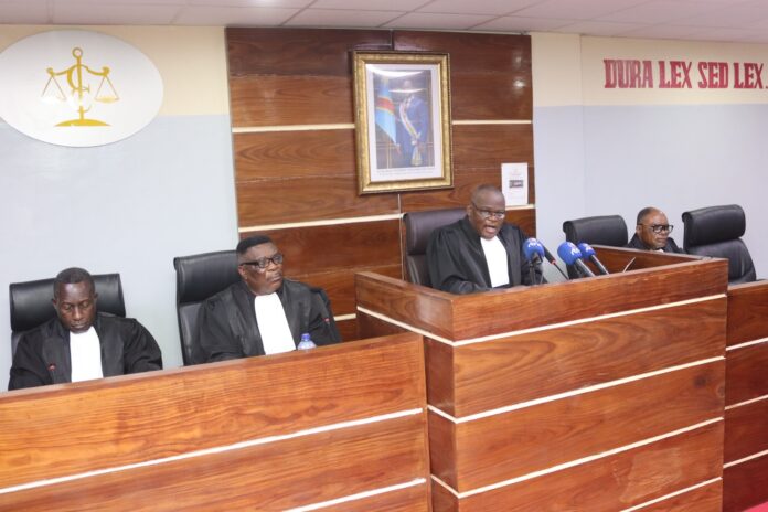 Salle d'audience de la Cour des comptes à Kinshasa avec juges et documents