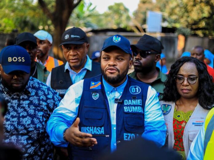 Manifestants devant le palais de la nation à Kinshasa avec forces de sécurité en tenue