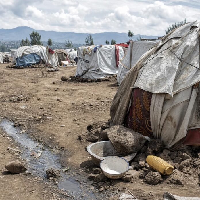 Familles déplacées vivant dans des abris de fortune à Kibabi
