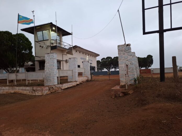 Piste en latérite de l'aéroport de Tshimpi avec véhicule soulevant de la poussière