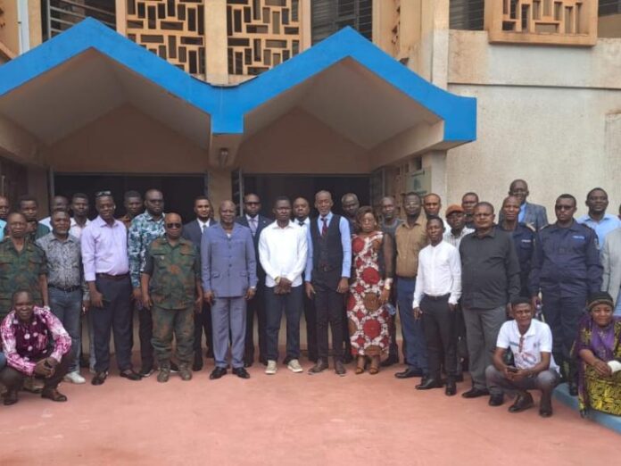 Participants magistrats et avocats lors d'une session de formation sur la loi des droits autochtones pygmées