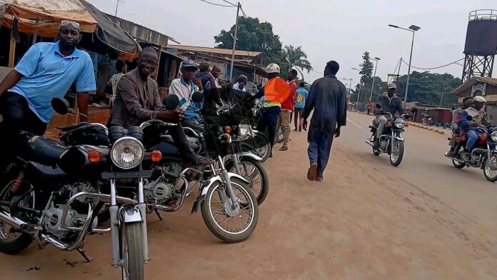 Station-service à Mbuji-Mayi avec pancarte de prix affichant 5500 francs congolais