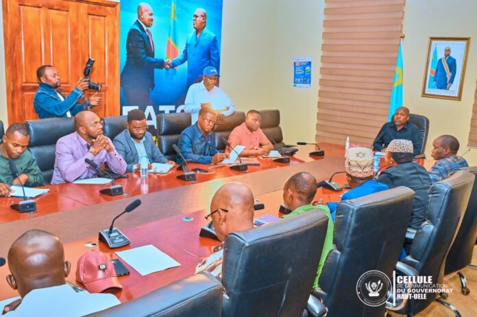 Gouverneur Jean Bakomito Gambu présidant une séance de médiation entre communauté et coopérative minière