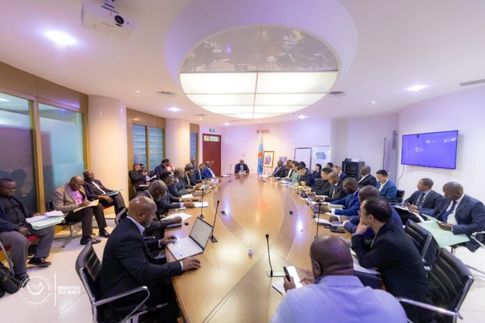 Salle de réunion avec documents et logo ministère des Mines