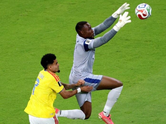 Gardien de la RD Congo Lionel Mpasi plongeant pour arrêter le ballon devant un attaquant anglais
