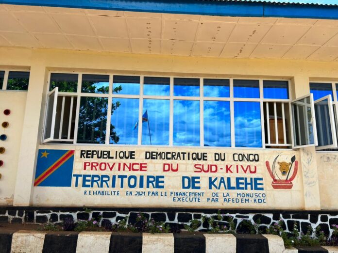 Femmes déplacées recevant des kits de dignité à Mukongola, territoire de Kalehe