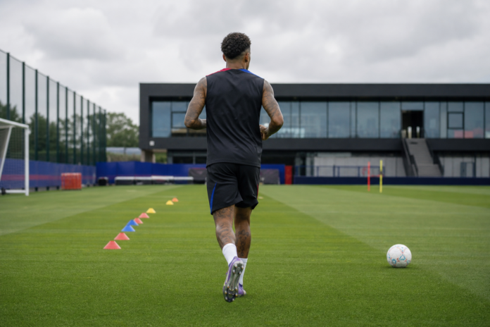 Illustration editoriale d un joueur de football revenant a l entrainement dans un centre de preparation.