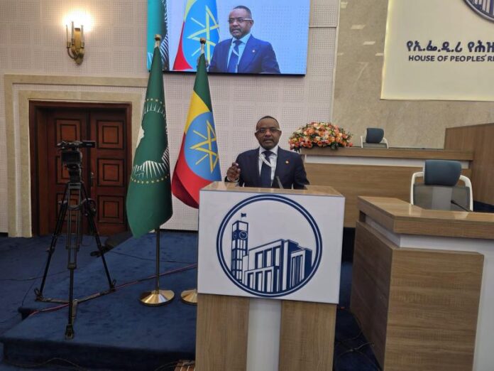 Sénateur congolais Salomon Kalonda s'exprimant à la tribune du Parlement éthiopien