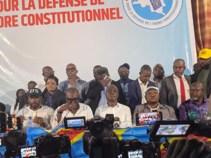 Membres de la coalition C64 lisant une déclaration à Kinshasa