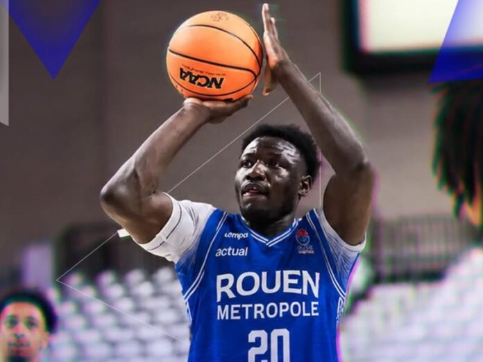 Deux basketteurs congolais Chris Mpaka et Dennis Ona Embo en tenue de Rouen