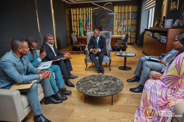 Médecins du SYNAMED remettant un dossier au ministre de la Justice à Kinshasa
