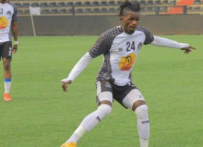 Milieu de terrain Soze Zemanga signant son contrat avec les Aigles du Congo