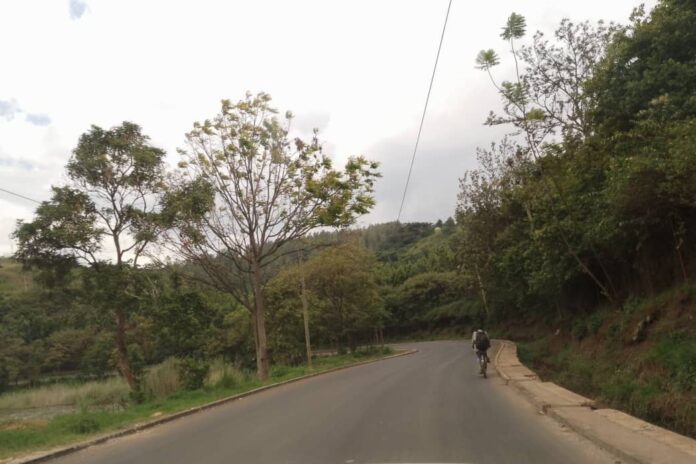 Convoi de motos transportant vivres et passagers sur la route Nindja-Bukavu