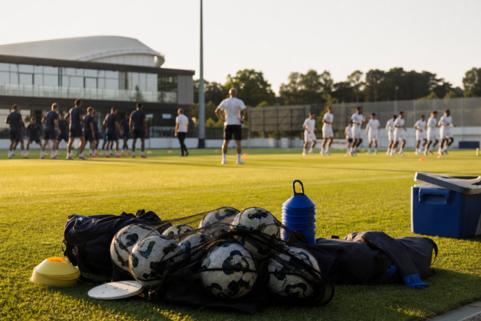 Materiel d entrainement sur un terrain avant un match de pre saison