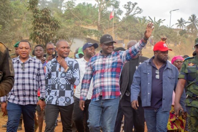 Ministre congolais s'adressant à une foule lors d'un meeting à Tsanga-Nord