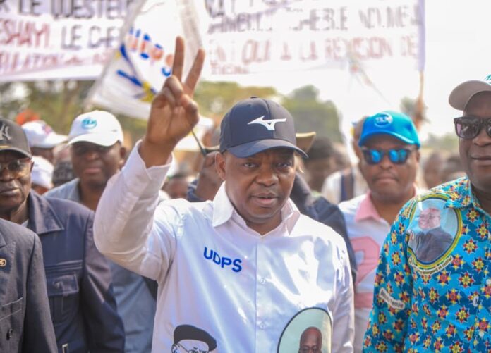 Sénateur Taupin Kabongo saluant la foule lors de sa visite à Tshimbulu