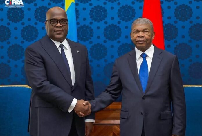 Poignée de main entre les présidents congolais et angolais lors d'une réunion bilatérale au palais présidentiel