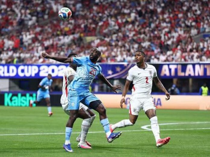 Yoane Wissa célébrant un but avec le maillot des Léopards