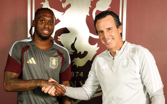 Ballon de football au centre d'un terrain de stade moderne pour illustrer le transfert d'Aaron Wan-Bissaka