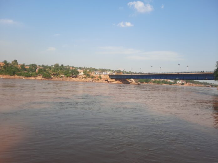 Camion de transport accidenté dans la rivière Kaluebo près du pont de la RN1, avec des secouristes autour