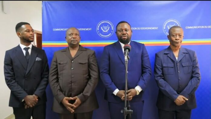 Salle de réunion officielle avec drapeau congolais et longue table en bois, à Kinshasa