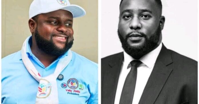 Bâtiment de justice à Kinshasa avec des documents juridiques sur un bureau, évoquant l'enquête sur la mort de Vally Amisi