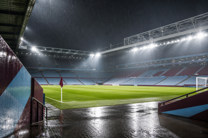 Illustration editoriale d un stade anglais sous la pluie apres le succes 4-1 de West Ham contre Southampton.