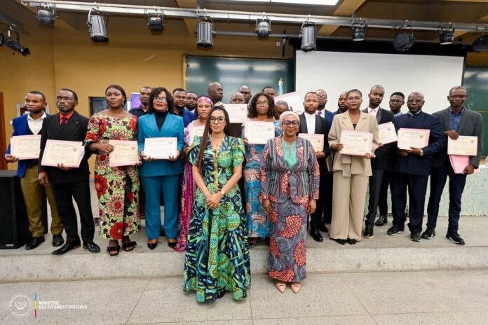 Cadres et agents de l'Administration foncière à la cérémonie de clôture à l'Institut national des arts de Kinshasa