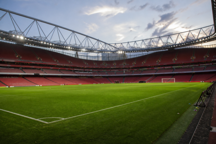 Illustration editoriale d un grand stade londonien apres la defaite d Arsenal contre Dortmund.