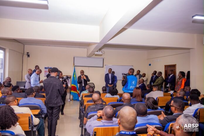 Candidats en test écrit pour le poste d'inspecteur à l'ARSP à Kinshasa