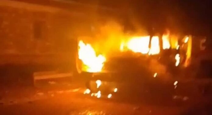 Trois ambulances blanches endommagées devant un centre de santé en Ituri