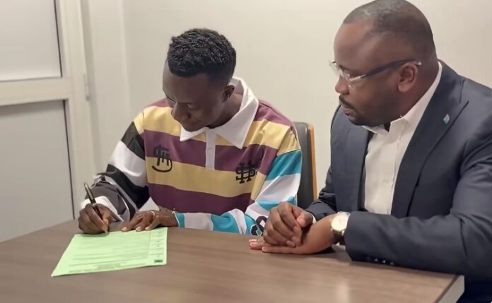 Maillot vert et noir de l'AS Vita Club sur une pelouse de football