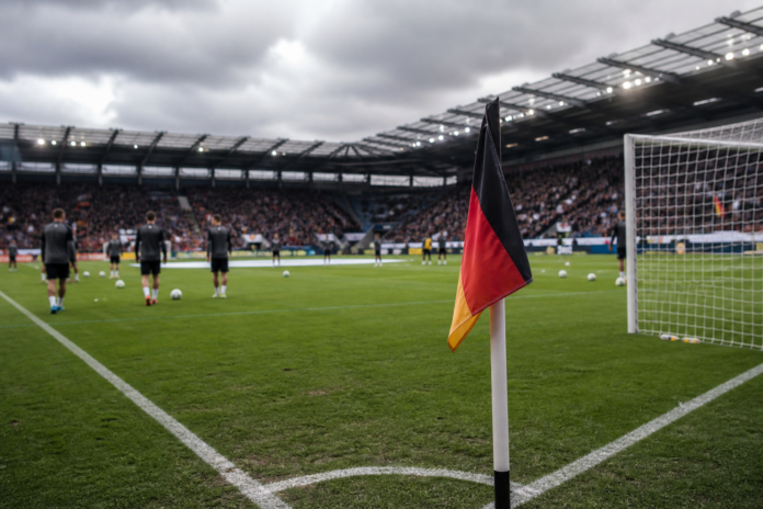 Illustration editoriale d un stade allemand sous ciel gris apres la victoire de Monchengladbach contre Aston Villa.