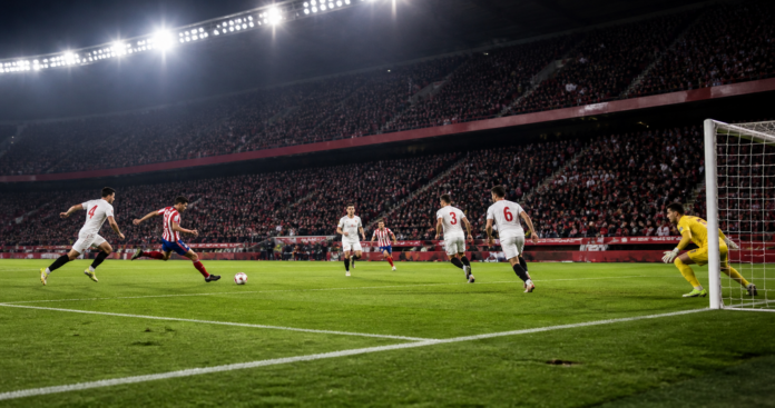 Scene editoriale de football evoquant la victoire de l'Atletico Madrid a Seville.