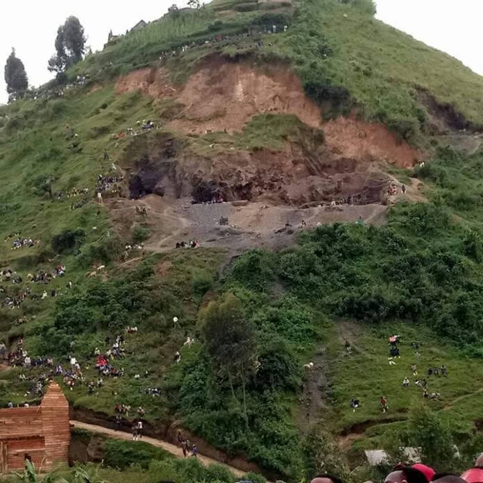 Vue d'un site minier à ciel ouvert au Lualaba avec des guérites de sécurité éclairées, théâtre d'une attaque armée