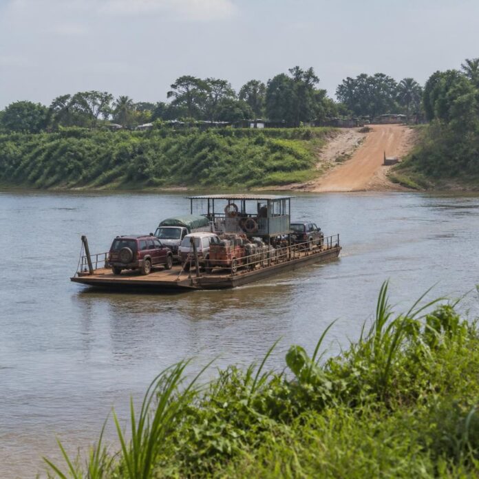 Bac traversant la rivière Lomami avec passagers et marchandises