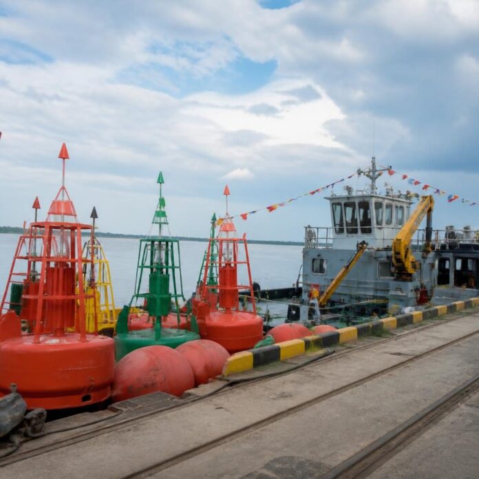 Baliseurs et équipements fluviaux au port de l'ONATRA à Kinshasa lors du lancement du balisage
