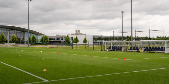 Illustration editoriale d un centre d entrainement apres l annulation du match Barcelone contre Preston North End.