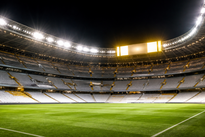 Illustration editoriale d un grand stade vide apres la victoire 4-0 du Real Madrid contre Malaga.