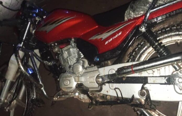 Moto abandonnée sur une route à Beni après une attaque de bandits armés