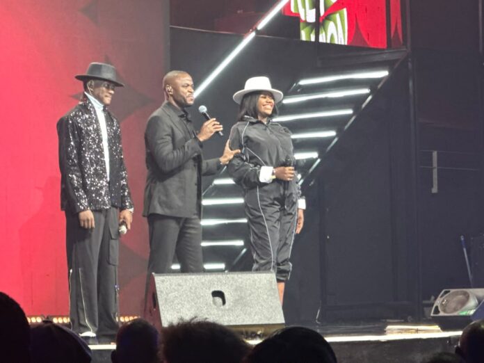 Scène du 5e Prime de Best of the Best 9 au Gymnase de la Police à Kinshasa, avec des candidats en battle sur scène sous les projecteurs