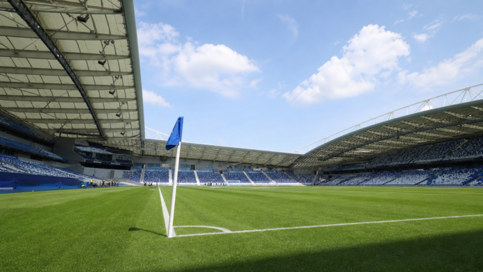 Illustration editoriale neutre d un stade anglais en plein jour apres la victoire 4-0 de Brighton contre Aston Villa.