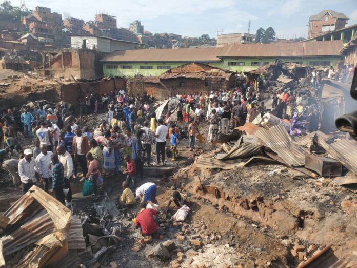 Fumée noire s'élevant de maisons en flammes dans le quartier Nkafu à Bukavu