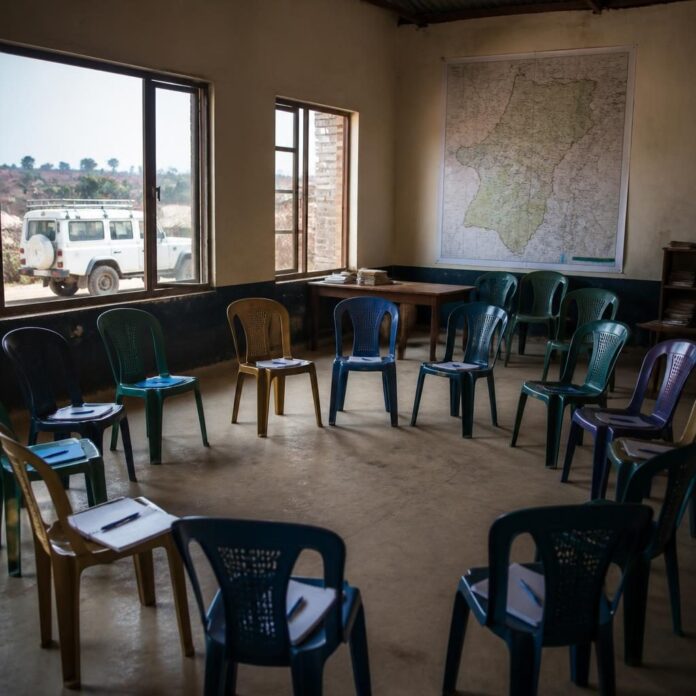 Jeunes participants à une rencontre sur la paix avec un responsable de la MONUSCO dans une salle à Beni