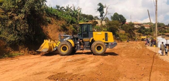 Chantier de bitumage d'une artère urbaine à Butembo avec engins de chantier