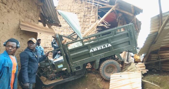 Moto tricycle accidentée contre une maison d'habitation dans le quartier Vighole à Butembo