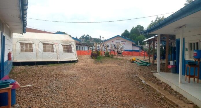 Sortie de patients guéris d'Ebola au centre de traitement de Katwa à Butembo, sous les encouragements du personnel soignant