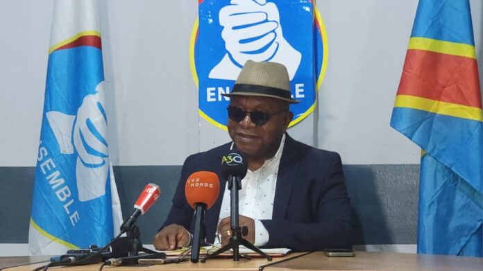Dieudonné Bolengetenge s'adressant à la presse lors d'une conférence à Kinshasa