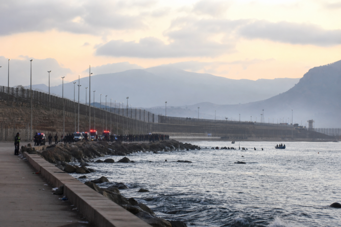 Illustration editoriale du littoral de Ceuta apres la crise migratoire entre le Maroc et l Espagne.